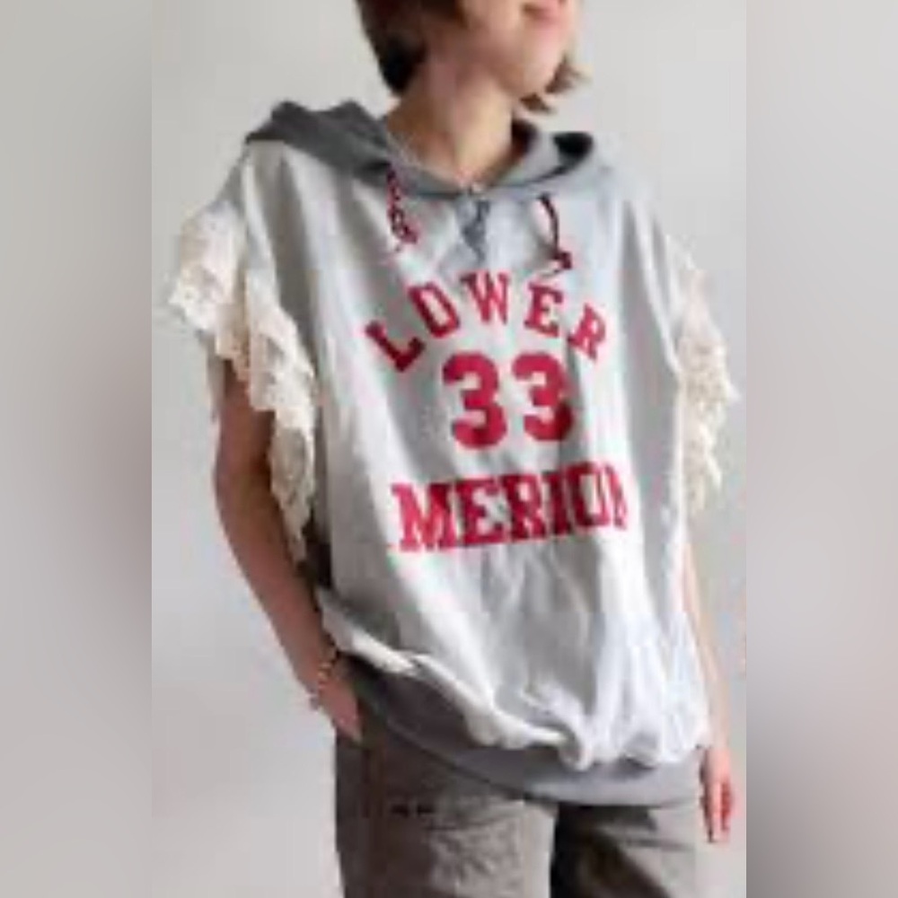 Oversized sleeveless hoodie with lace arms s/m is available